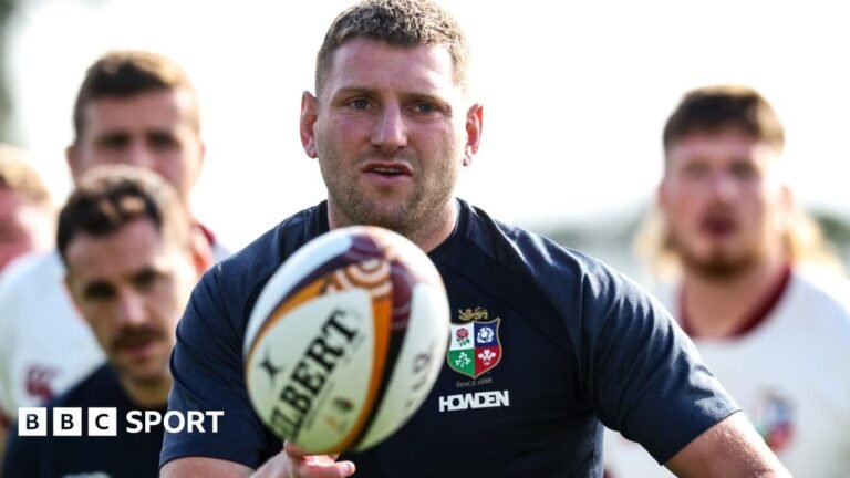 Jack Draper points to the home fans at Queen's