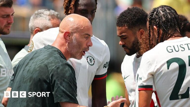 Enzo Maresca talks to Chelsea players